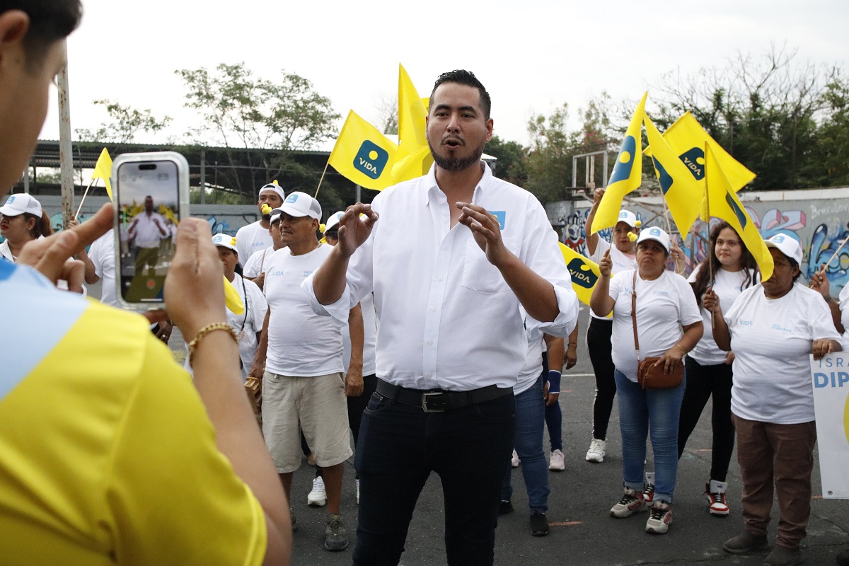 Familias tendrán sus plazas cercanas limpias y con cámaras de seguridad promete Israel Elías