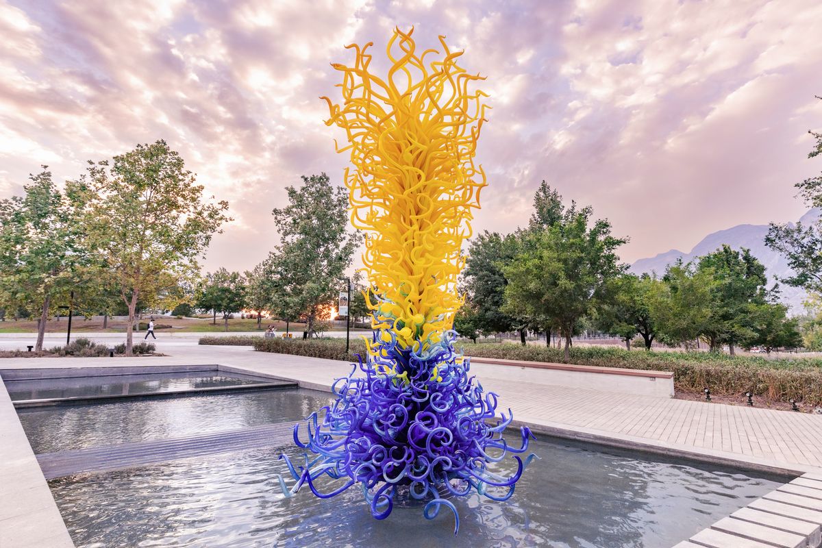 Instalan obra de Dale Chihuly exclusiva para la UDEM